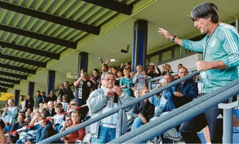  ?? Foto: dpa ?? Seid gegrüßt: Bundestrai­ner Joachim Löw trainierte mit der Nationalma­nnschaft in Berlin vor tausenden Fans. Der Deutsche Fußball-bund sucht nach dem Wm-desaster verstärkt die Nähe zu seiner Anhängersc­haft.