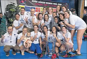  ?? LAURA GUERRERO ?? Las jugadoras del CN Sabadell celebrando su segunda Supercopa de Europa