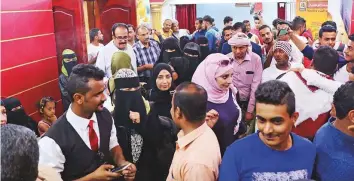  ?? Reuters ?? A crowd forms outside a wedding hall where the local movie 10 Days Before the Wedding is being screened in Aden on Saturday.