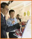  ??  ?? 鄧章欽（左）參觀中國蘇州工業園，以了解中國工業目前的­走向。