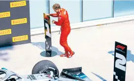  ??  ?? Sebastian Vettel tauschte nach der Zieleinfah­rt wutentbran­nt die Schilder aus, das erinnerte fast an ein Kunstproje­kt.