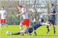  ?? FOTO: PETER SCHLIPF ?? Immer ein Bein dazwischen: SFD-Stürmer Fabian Weiß kommt nicht gegen Kapitän Simon Köpf durch.