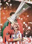  ?? Foto: imago/PA Images ?? Antoine Griezmann feiert seinen ersten Pokal.