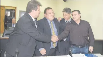  ??  ?? El abogado Vicente Alderete saluda al acusado Vilmar “Neneco” Acosta. A su lado, de izquierda a derecha, sus colegas Ricardo Paredes y Amelio Sisco.