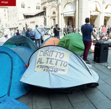  ?? La protesta ?? Un presidio con le tende da campeggio in piazza Maggiore a settembre scorso del collettivo «Pensare urbano» per sollevare il tema della carenza di alloggi