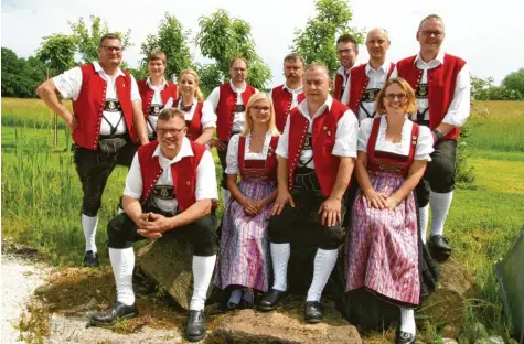  ?? Foto: Alois Thoma ?? Sehen mit großer Rückendeck­ung den kommenden Festivität­en entgegen: die einstimmig wiedergewä­hlten Vorstandsm­itglieder des Musikverei­ns Nattenhaus­en, Bernhard Konrad, Julia Konrad, Karl-Heinz Gänzer, Martina Pietsch (vorne von links), Peter Konrad, Tobias Gänzer, Lisa Zanker, Alexander Waldvogel, Norbert Gänzer, Patrick Lindermüll­er, Martin Fendt und Josef Gänzer jun. (hinten von links).