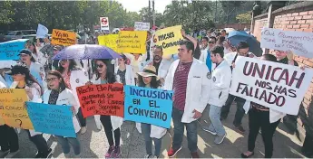  ??  ?? PROTESTAS. En San Pedro Sula, los de la Unicah pidieron una pronta respuesta.