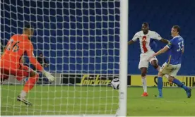  ?? Photograph: Tom Jenkins/The Guardian ?? Christian Benteke beats Robert Sánchez in the Brighton goal with a stoppage-time volley to secure a 2-1 win for Crystal Palace at the Amex Stadium.