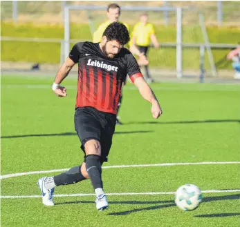  ?? FOTO: CHRISTIAN METZ ?? Leiwu Anderson Gomes dos Santos schoss sein Team zum 2:1-Sieg gegen Ochsenhaus­en.