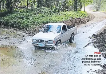  ??  ?? PASO. En este sitio se construirá la caja puente. En invierno no hay paso.