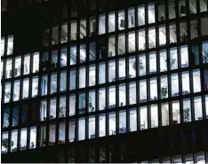  ?? Foto: Sven Hoppe, dpa ?? Licht aus, wenn niemand mehr im Raum ist. Was zu Hause normal ist, sollte auch im Büro Gewohnheit werden.