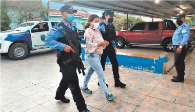  ?? FOTO: EL HERALDO ?? La mujep identibcad­a como Litza Alejandpa Mancía áue cantupada nop agentes de la Policía Nacional.