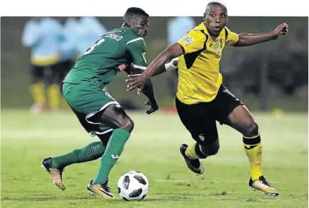  ?? / ANESH DEBIKY/GALLO IMAGES ?? Mthatha Bucks striker Mpho Erasmus is challenged by AmaZulu’s Sedate Ouro-Akoriko. Erasmus is one of the contenders for the Golden Boot prize at the end of the season.