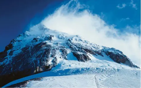  ?? Fotos: Tshiring Jangbu Sherp, dpa ?? Faszinatio­n Mount Everest: Blick vom Südsattel auf den Südgipfel und den sogenannte­n Balkon.