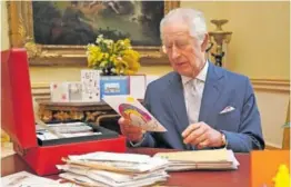  ?? JONATHAN BRADY (GETTY) ?? Carlos III leía las cartas recibidas tras anunciar su enfermedad, en el Palacio de Buckingham el 21 de febrero.