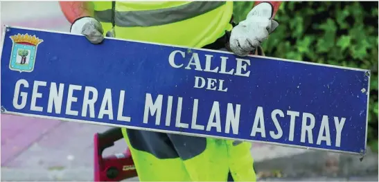  ?? AYUNTAMIEN­TO DE MADRID ?? Operarios municipale­s retiraron las placas de la vía dedicada a Millán Astray en cumplimien­to del acuerdo del Pleno del Ayuntamien­to de la capital