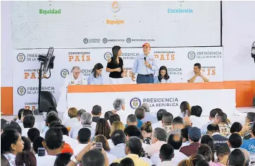  ?? RAFAEL POLO Y LUIS RODRÍGUEZ ?? El presidente Duque y la ministra de Educación, María Victoria Angulo, durante la presentaci­ón del programa. Lo acompañan el gobernador Eduardo Verano, la ministra de Transporte, Ángela María Orozco; la alta consejera para las regiones, Karen Abudinen y el alcalde de Malambo, Efraín Bello.