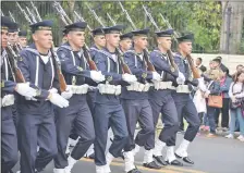  ??  ?? Cadetes durante un desfile militar. De nuevo se anuncia un proyecto de reorganiza­ción de las Fuerzas Armadas.