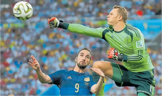  ?? REUTERS ?? Penalazo. No cobrado. No eran tiempos de VAR. Neuer le mete el rodillazo a Higuaín en la final de Brasil 2014. No pudo ser.