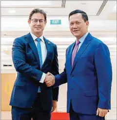  ?? STPM ?? Prime Minister Hun Manet shakes hands with Australian ambassador to Cambodia Justin Whyatt (left) in January.