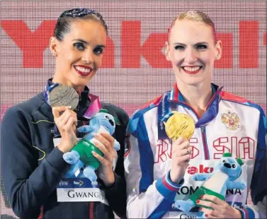  ??  ?? Ona Carbonell y Svetlana Romashina, plata y oro, en los pasados Mundiales de Gwangju, en 2019.