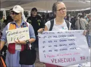  ?? RACHELLE KRYGIER / FOR THE WASHINGTON POST ?? Women join a health protest in February in Caracas, Venezuela. Their signs read, “We want to live” and “We have no medicines. I don’t want to die. Humanitari­an aid now.”