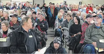  ?? CLIFFORD SKARSTEDT EXAMINER ?? More than 300 people packed the Ennismore Community Centre Saturday for a community meeting for property owners on Pigeon Lake concerned about the proliferat­ion of wild rice planted in the lakes by Indigenous harvesters.