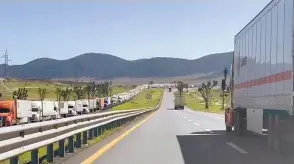  ?? ?? Paciencia. Ayer después del mediodía se podía apreciar una impresiona­nte fila de vehículos; algunos de ellos varados desde un día antes.