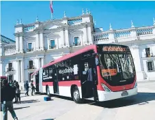  ??  ?? NUEVOS. Los buses tienen 12 metros de largo y capacidad para 81 pasajeros -30 sentados, 51 de pie-; su vida útil es de 10 años.