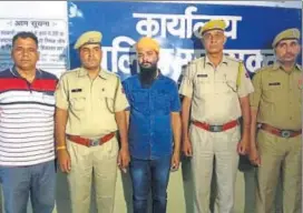  ??  ?? Sardar Swarn Singh (centre), the mastermind of the gang accused of oil pilferage from HPCL pipelines passing through Jaipur’s Rajawas area, in police custody. HT PHOTO