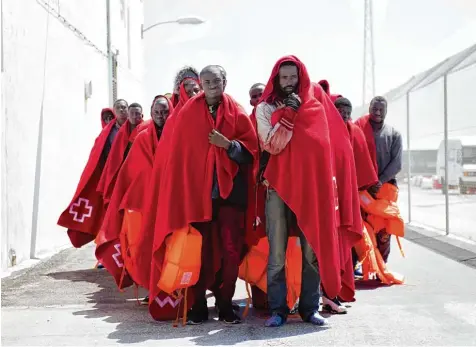  ?? Foto: Carlos Gil, dpa ?? Ein Bild, das in diesem Sommer in Motril und anderen südspanisc­hen Hafenstädt­en täglich zu sehen ist: Schwarzafr­ikaner, die von der spanischen Küstenwach­e im Mittelmeer abgefangen wurden. Allein am Dienstag haben die Retter 484 Menschen geborgen, am...