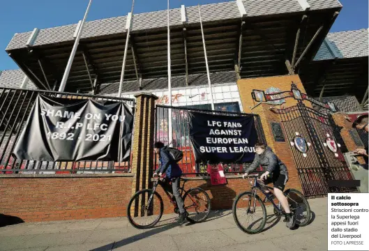  ?? FOTO LAPRESSE ?? Il calcio sottosopra Striscioni contro la Superlega appesi fuori dallo stadio del Liverpool