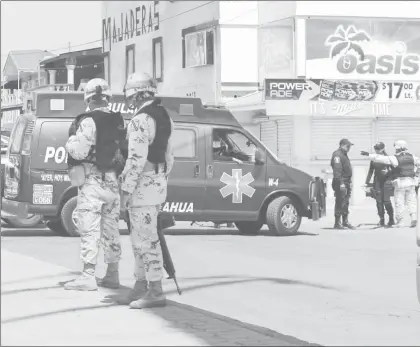  ??  ?? Integrante­s del Ejército Mexicano y de las policías municipal y estatal cerraron ayer las calles de Ponciano Arriaga y General Candelario Cervantes, en Ciudad Juárez, Chihuahua, luego de recibir reportes de que fue encontrada una granada ■ Foto...