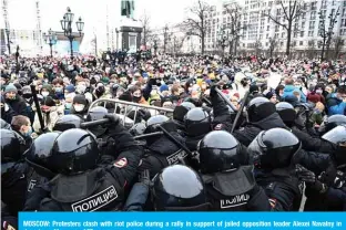  ??  ?? MOSCOW: Protesters clash with riot police during a rally in support of jailed opposition leader Alexei Navalny in downtown Moscow .-AFP