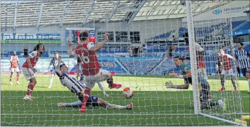  ??  ?? Lewis Dunk, del Brighton, marca el primer de los dos goles de su equipo en la victoria ante el Arsenal.