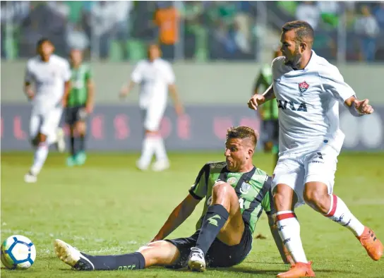  ??  ?? Autor do segundo gol dos mineiros, Rafael Moura é marcado por José Welison. Rubro-negro perde a segunda na Série A e entra na zona de degola