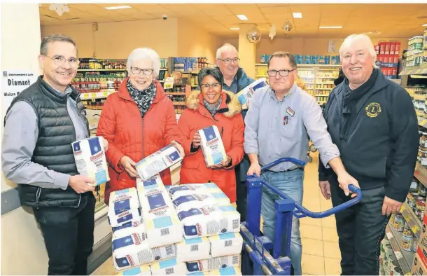  ?? RP-FOTO: ARFI ?? Für die gute Sache (v.l.): Kaufmann Thomas Luft, Marlis Schug (Tafel), Mercy und Manfred Tönnis, Dirk Pagojus und Lions-Präsident Klaus-Peter Neske.