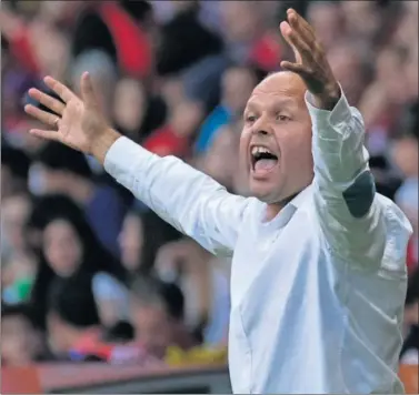  ??  ?? José Alberto, entrenador del Sporting, dando indicacion­es durante un partido.
