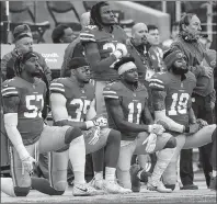  ?? AP PHOTO ?? Members of the San Francisco 49ers kneel during the national anthem before a game against the Jacksonvil­le Jaguars in Santa Clara, Calif., on Dec. 24, 2017.