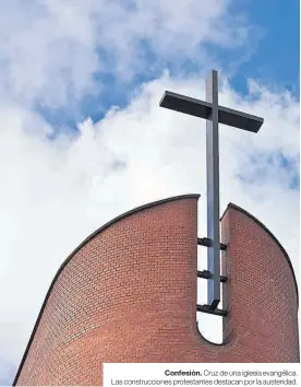  ??  ?? Confesión. Cruz de una iglesia evangélica. Las construcci­ones protestant­es destacan por la austeridad.