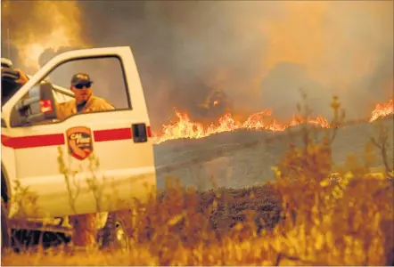  ?? [ AFP ] ?? Der größte Waldbrand in Kalifornie­n seit Beginn der Aufzeichnu­ngen (Bild: Einsatzrau­m nahe Clearlake Oaks).