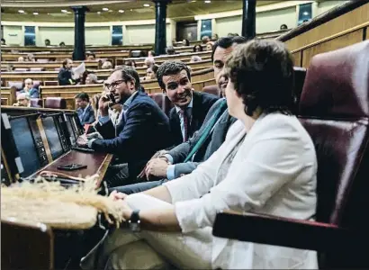  ?? DANI DUCH ?? Soraya Sáenz de Santamaría y Pablo Casado charlando ayer en el Congreso de los Diputados