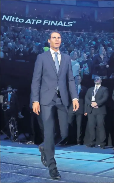  ??  ?? ÚLTIMO TORNEO. Rafa Nadal recibió en Londres el trofeo de número uno de 2017, pero tuvo que retirarse.