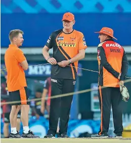  ?? — IPL ?? (From left) Australia’s David Warner, Tom Moody and Trevor Bayliss.