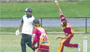  ??  ?? Mitchell Smith lets the ball fly, looking to break the partnershi­p Kumara and Perera were building. He finished with 1/35 from his nine overs.
Hallora 1/39 def Garfield-Tynong 10/38