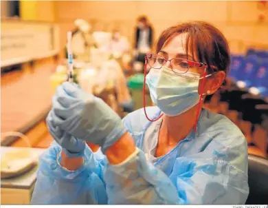  ?? ISABEL INFANTES / EP ?? Una sanitaria prepara una vacuna contra el coronaviru­s, en el Hospital General Universita­rio Gregorio Marañón, en Madrid.