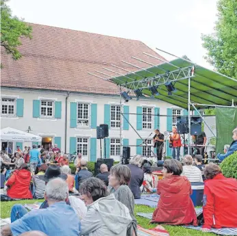  ?? FOTO: ARCHIV/CBM ?? Auch im Sommer 2018 soll sich der Hofgartenp­ark in Aulendorf zu einem „Picknick im Park“mit Musik- und Mundart-Veranstalt­ungen verwandeln.