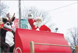  ?? BETH PENNEY/THE TELEGRAM ?? Santa Claus arrives singing out ‘Ho Ho Ho’ and wishing the crowd a merry Christmas.