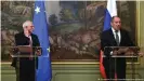  ??  ?? Eiszeit in Moskau: Die EU (Außenbeauf­tragter Borrell, li.) und Russland (Außenminis­ter Lawrow) belegen sich gegenseiti­g mit Sanktionen
