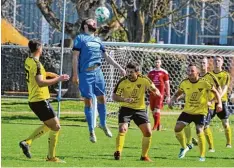  ?? Foto: Karl Aumiller ?? 83 Minuten musste sich der TSV Gersthofen den Angriffen der SSV Glött erwehren, dann traf Rudi Kine (rechts) per Freistoß zum glückliche­n 1:0.